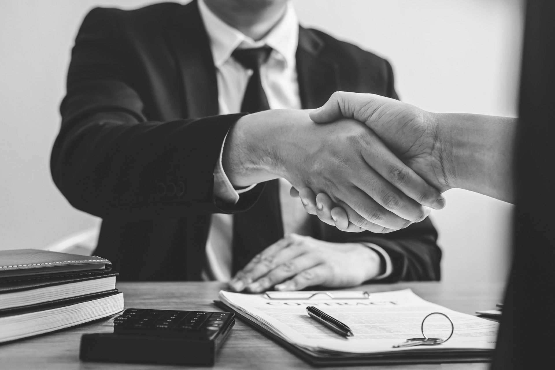 Tale normativa prevede, in caso di commissione di uno dei reati specificamente indicati dal D. Lgs. 231 da parte di amministratori e dipendenti di Società, l’applicazione di pesanti sanzioni, salvo che l’Ente abbia implementato, prima della commissione del reato, un Modello di Organizzazione idoneo a prevenire i reati e abbia nominato un organismo indipendente, il cosidetto Organismo di Vigilanza (OdV)