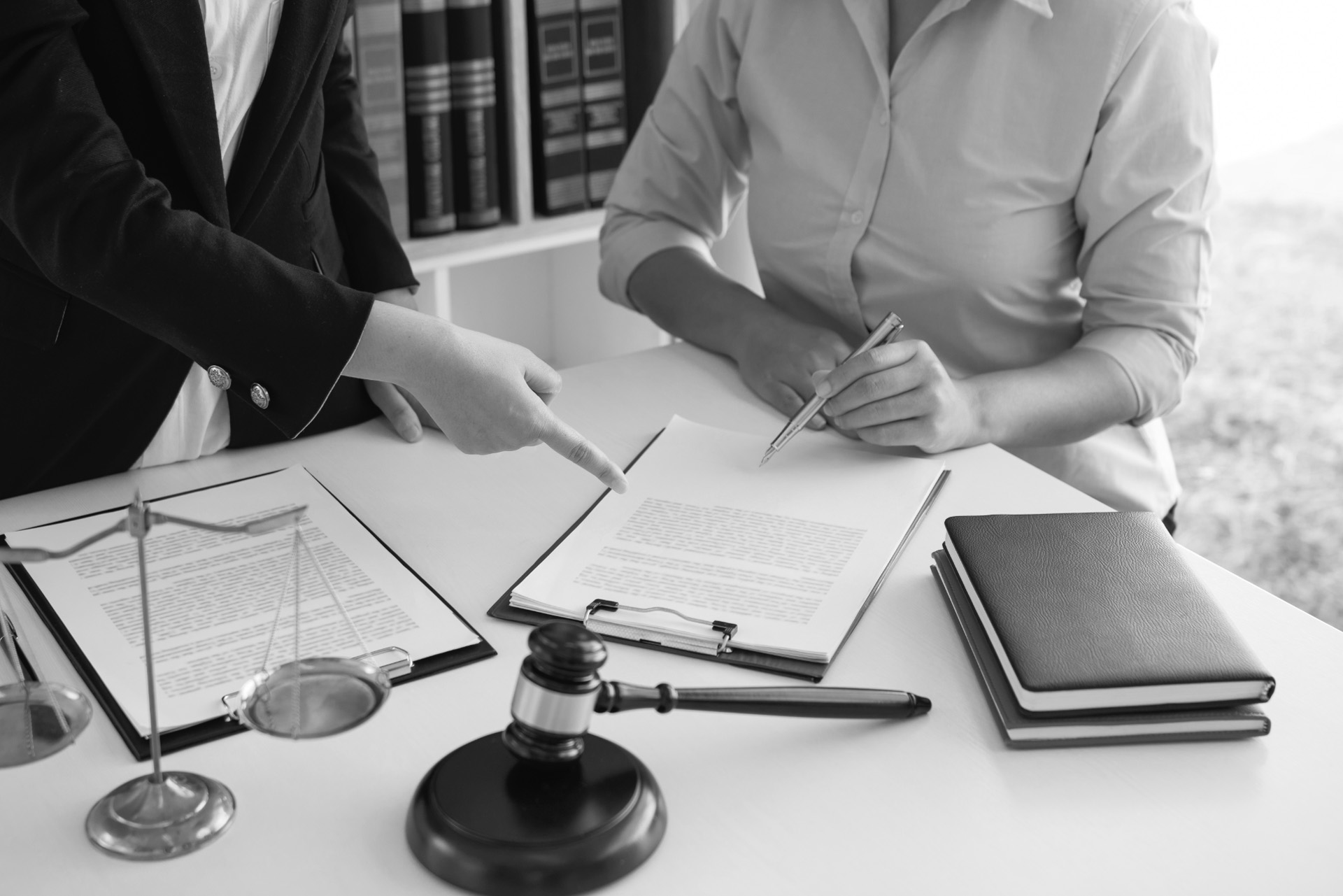 I contratti redatti in maniera non appropriata possono esser fonte di equivoci e dare origine a lunghi contenziosi e l’assistenza qualificata di un legale consente di avviare un rapporto di affari con maggiore sicurezza e tranquillità. Lo Studio si propone di far raggiungere all'Assistito il maggior vantaggio possibile con il minor rischio accettabile, sia nella elaborazione di schemi contrattuali standard, sia nella creazione di specifiche ipotesi contrattuali.